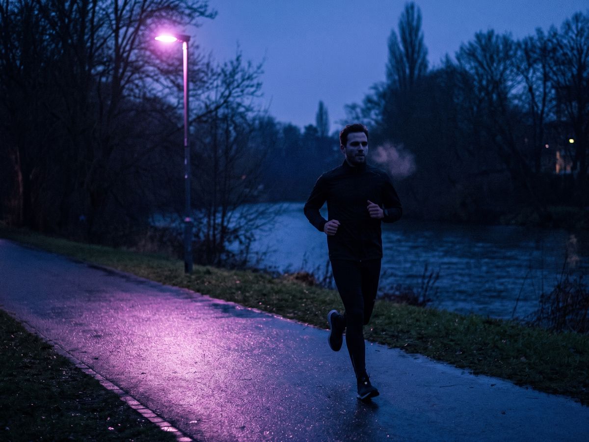 Coureur à allure régulière sur un chemin au crépuscule